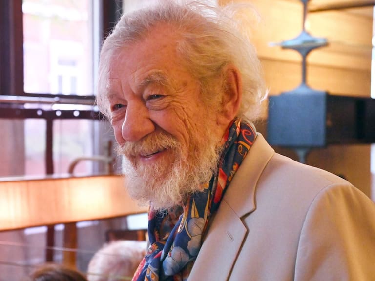 Ian McKellen es hospitalizado tras sufrir un duro accidente durante una obra de teatro