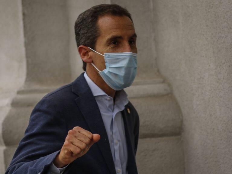 29 de diciembre del 2020/SANTIAGOEl alcalde de la comuna de Santiago, Felipe Alessandri, camina por el patio de Los Naranjos, y se retira del Palacio de La Moneda.
FOTO: SEBASTIAN BELTRAN GAETE/AGENCIAUNO