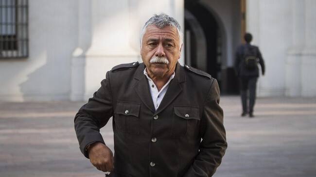09 de Abril de 2014 /SANTIAGO El ex futbolista y actual Director de Blanco y Negro, Carlos Caszely, Camina por el Patio de Los Naranjos del palacio de La Moneda
FOTO:DAVID CORTES SEREY/AGENCIAUNO.