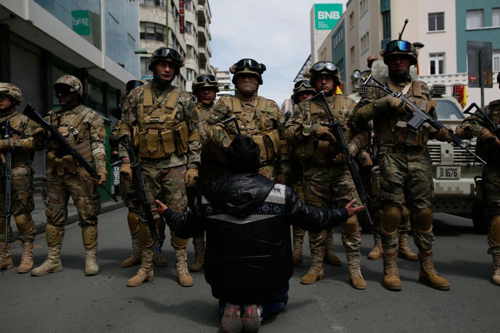 Militares de Bolivia rodean a un manifestante en La Paz durante 2019