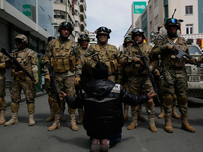 Militares de Bolivia rodean a un manifestante en La Paz durante 2019