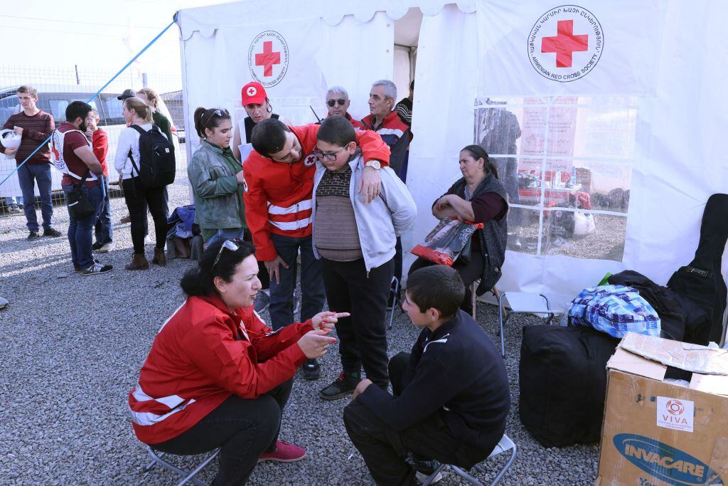 La Cruz Roja atiende a miles de desplazados que huyen hacia Armenia