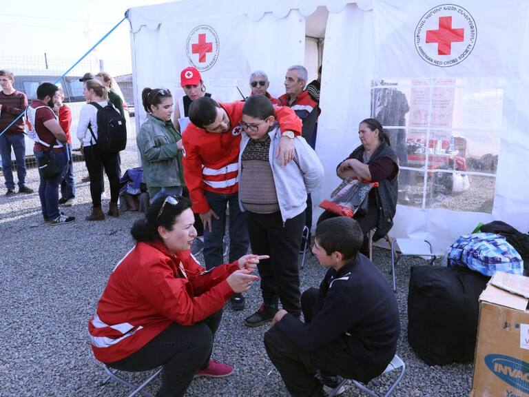 La Cruz Roja atiende a miles de desplazados que huyen hacia Armenia