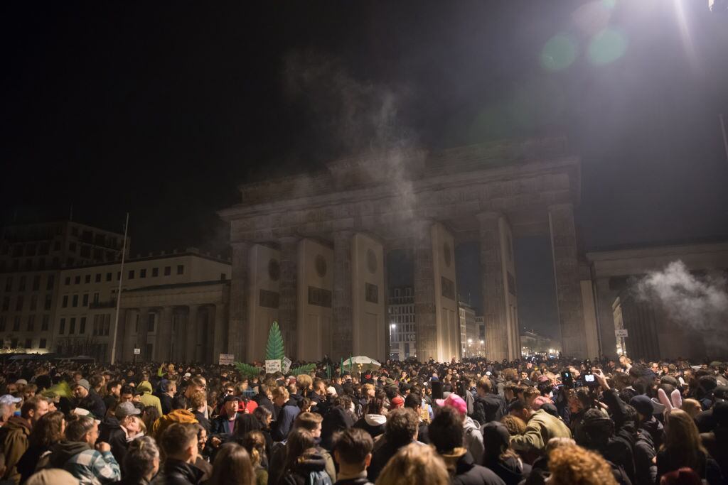 Personas festejan en la Puerta de Brandenburgo en Berlín, al estar ya vigente la norma de uso recreativo de cannabis en Alemania.