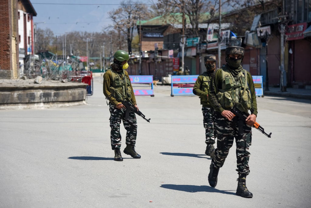 Militares custodian las calles en medio de la cuarentena en la región india de Cachemira