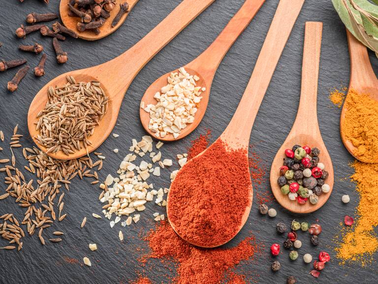 “Tesoro verde”: Esta es la especia que está en todas las cocinas y que tiene importantes propiedades medicinales