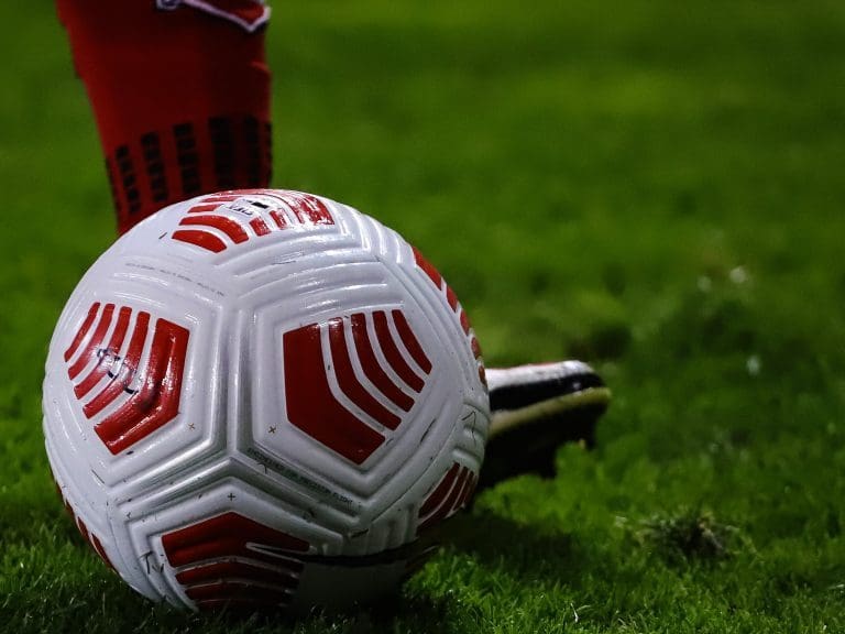 28 de Marzo del 2021/CHILLANUn jugador se alista a patear el balon , durante el partido valido por la Primera fecha del Campeonato Nacional AFP PlanVital 2021, entre Ñublense vs Universidad Catolica, disputado en el Estadio Nelson Oyarzun Arenas.
FOTO:FELIPE VENEGAS/AGENCIA UNO