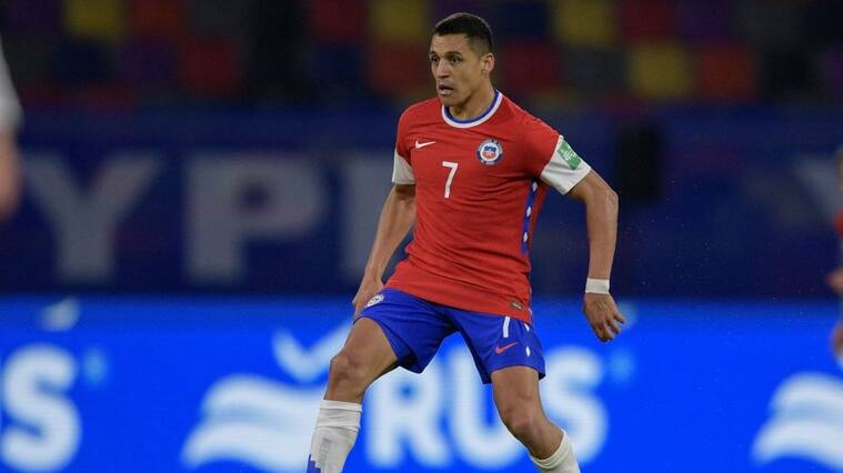 Chile's Alexis Sanchez takes the ball during the South American qualification football match for the FIFA World Cup Qatar 2022 against Argentina at the Estadio Unico Madre de Ciudades stadium in Santiago del Estero, Argentina, on June 3, 2021. (Photo by Juan Mabromata / POOL / AFP) (Photo by JUAN MABROMATA/POOL/AFP via Getty Images)