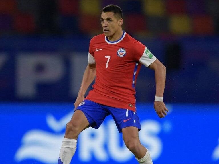 Chile's Alexis Sanchez takes the ball during the South American qualification football match for the FIFA World Cup Qatar 2022 against Argentina at the Estadio Unico Madre de Ciudades stadium in Santiago del Estero, Argentina, on June 3, 2021. (Photo by Juan Mabromata / POOL / AFP) (Photo by JUAN MABROMATA/POOL/AFP via Getty Images)