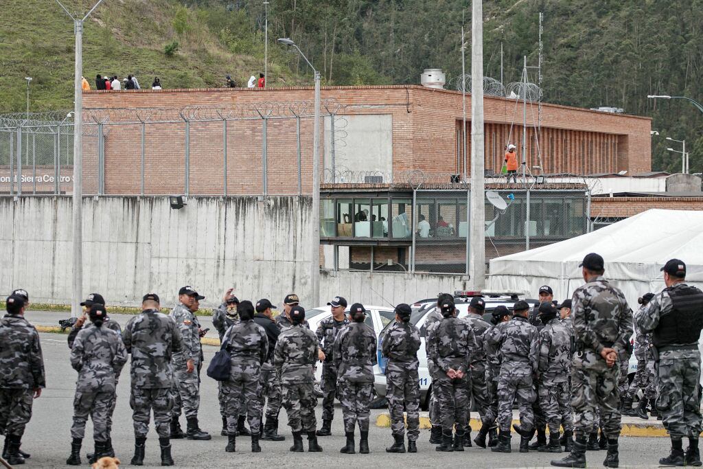 La policía resguarda el exterior de una cárcel en Ecuador, tras la fuga del líder de una banda criminal y narcotraficante.