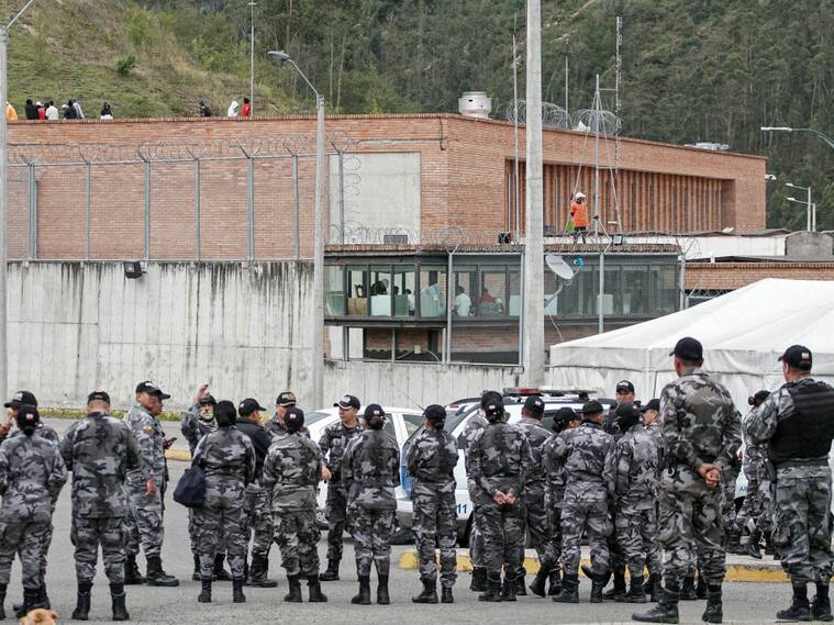 La policía resguarda el exterior de una cárcel en Ecuador, tras la fuga del líder de una banda criminal y narcotraficante.