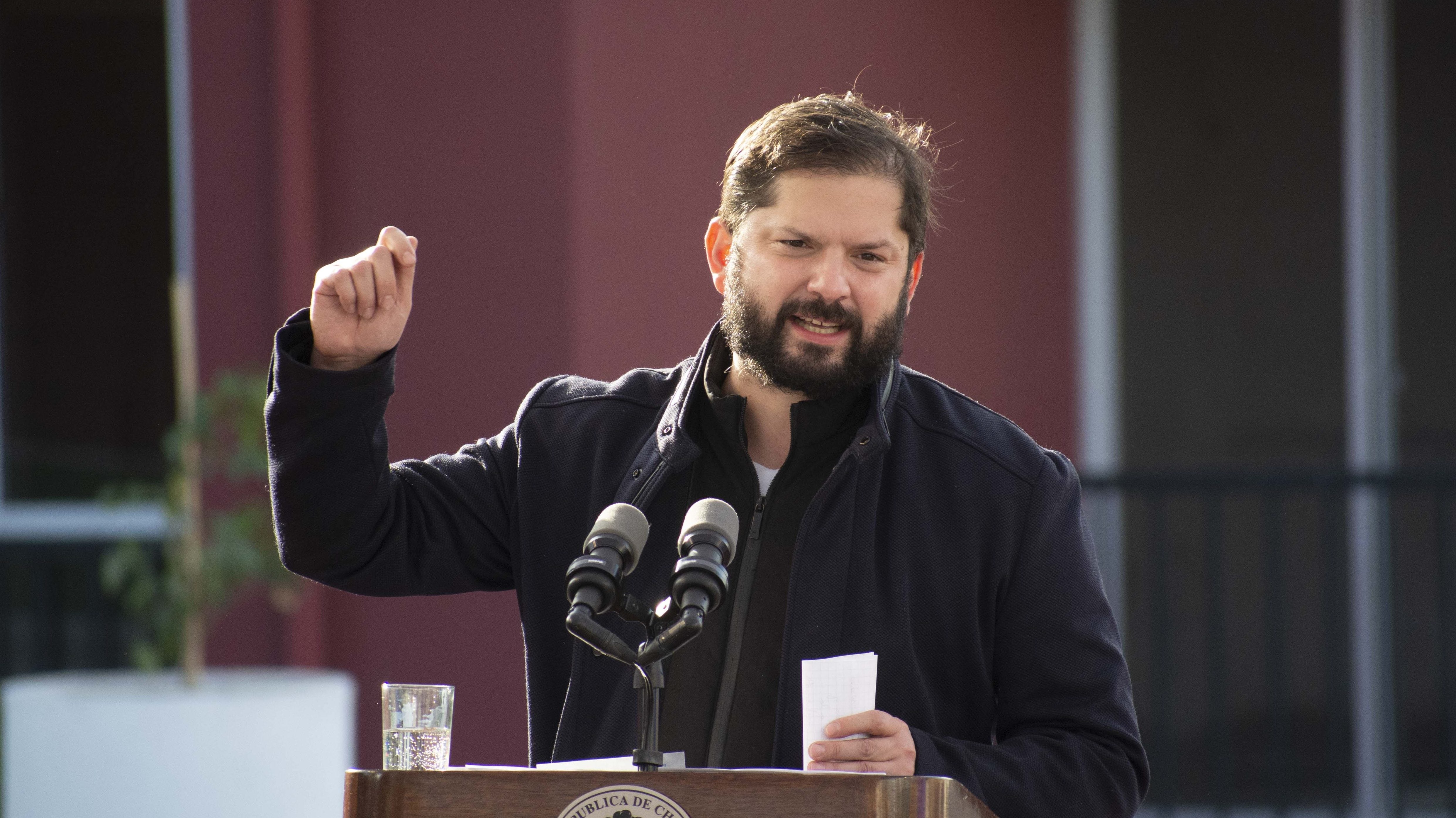 El Presidente de la República, Gabriel Boric Font, entrega conjunto habitacional “Sueños del Norte” a 132 familias de la comuna de Arica. Participan de la ceremonia, el alcalde de la comuna, Gerardo Espíndola; el delegado presidencial de Arica y Parinacota, Ricardo Zanzana; la seremi de Vivienda Gladys Acuña y autoridades parlamentarias.FOTO: SALVADOR PEDRINI/AGENCIAUNO