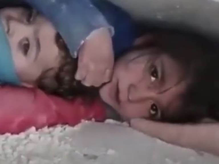 Terremoto en Turquía: rescatan a niña que protegió a su hermano bajo los escombros durante 17 horas
