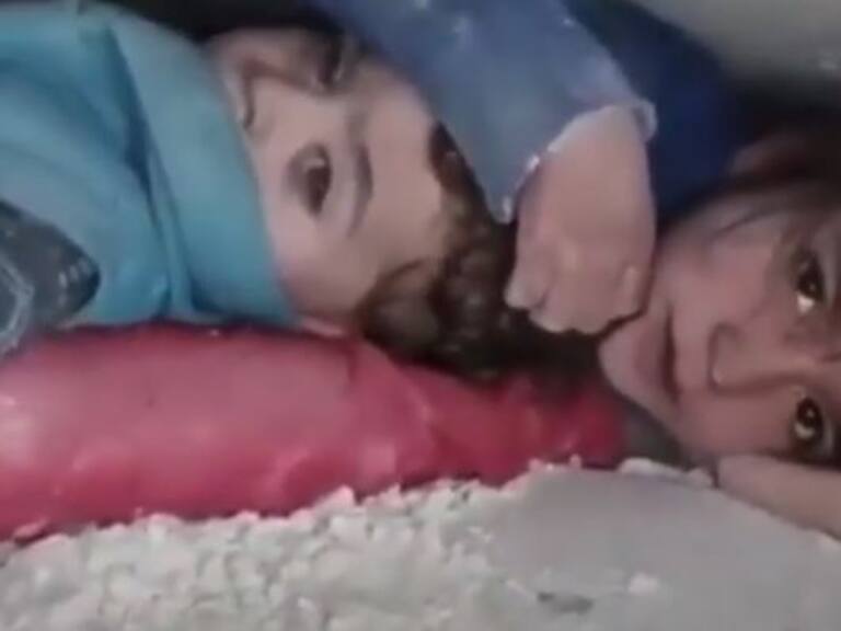 Terremoto en Turquía: rescatan a niña que protegió a su hermano bajo los escombros durante 17 horas