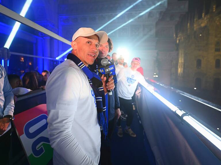 Sánchez arriba del bus del Inter durante los festejos con los hinchas | Getty Images