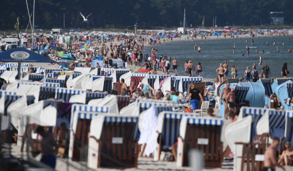 Las personas disfrutan la playa de un lago en Alemania