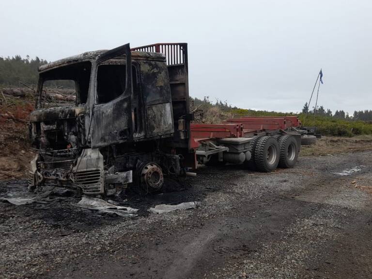 11 DE ABRIL DE 2021 / TEMUCODos camiones que desarrollaban faenas forestales fueron incendiados en Cholchol, región de La Araucanía.
FOTO: HECTOR ANDRADE /AGENCIAUNO