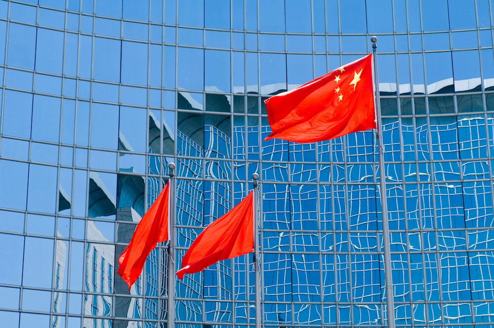 La bandera de China flamea ante un edificio en la ciudad de Pekín