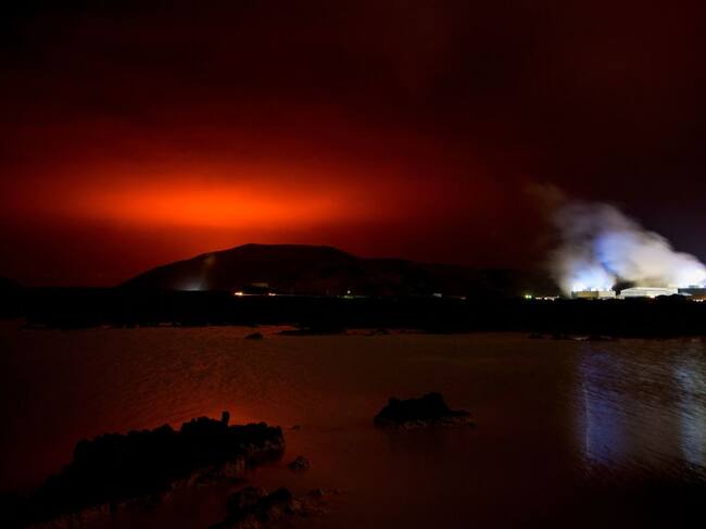 El magma que sale de Fagradalsfjall ilumina la noche en Islandia