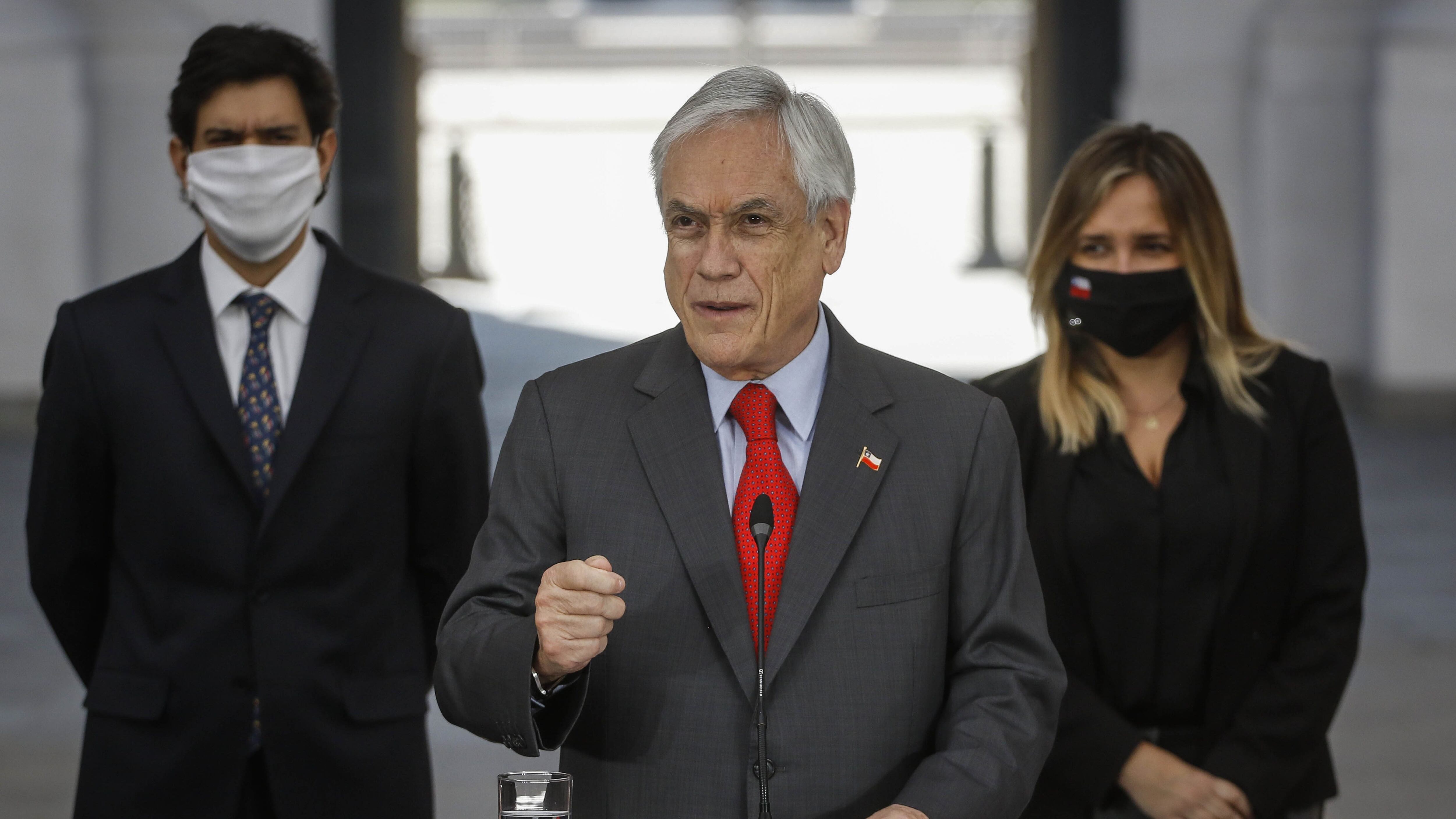 14 de Julio de 2020 / SANTIAGOEl Presidente de la Republica, Sebastian Piñera, junto al diputado, Sebastian Torrealba y la diputada Maria Jose Hoffmann, realiza un punto de prensa en el patio de los Naranjos del Palacio de La Moneda, para dar a conocer nuevas medidas para la clase media en medio de la pandemia por Covid-19
FOTO: SEBASTIÁN BELTRÁN /AGENCIAUNO