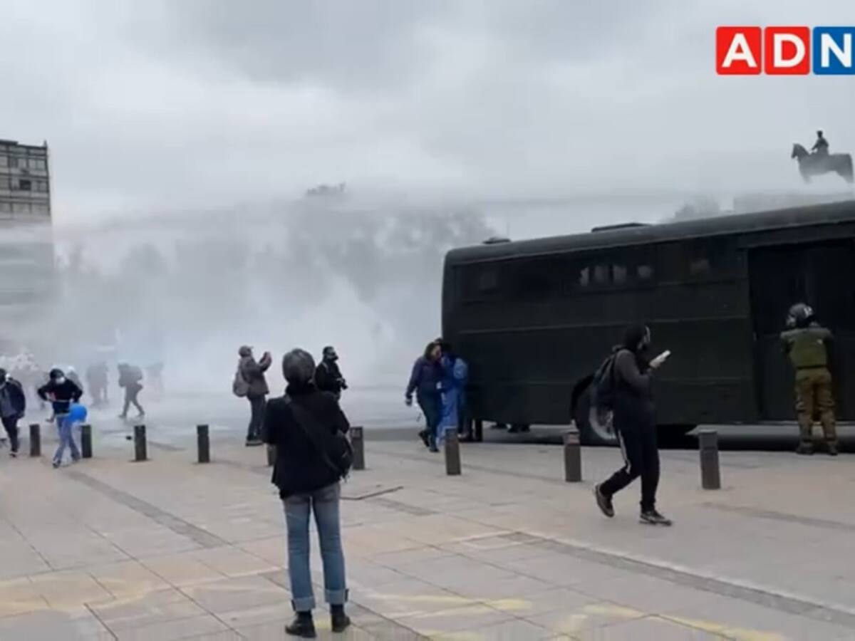 Carabineros procedió ante protesta de funcionarias TENS en el sector de Plaza Baquedano