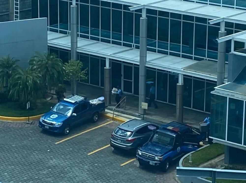 Policías allanan las instalaciones de un diario en Managua