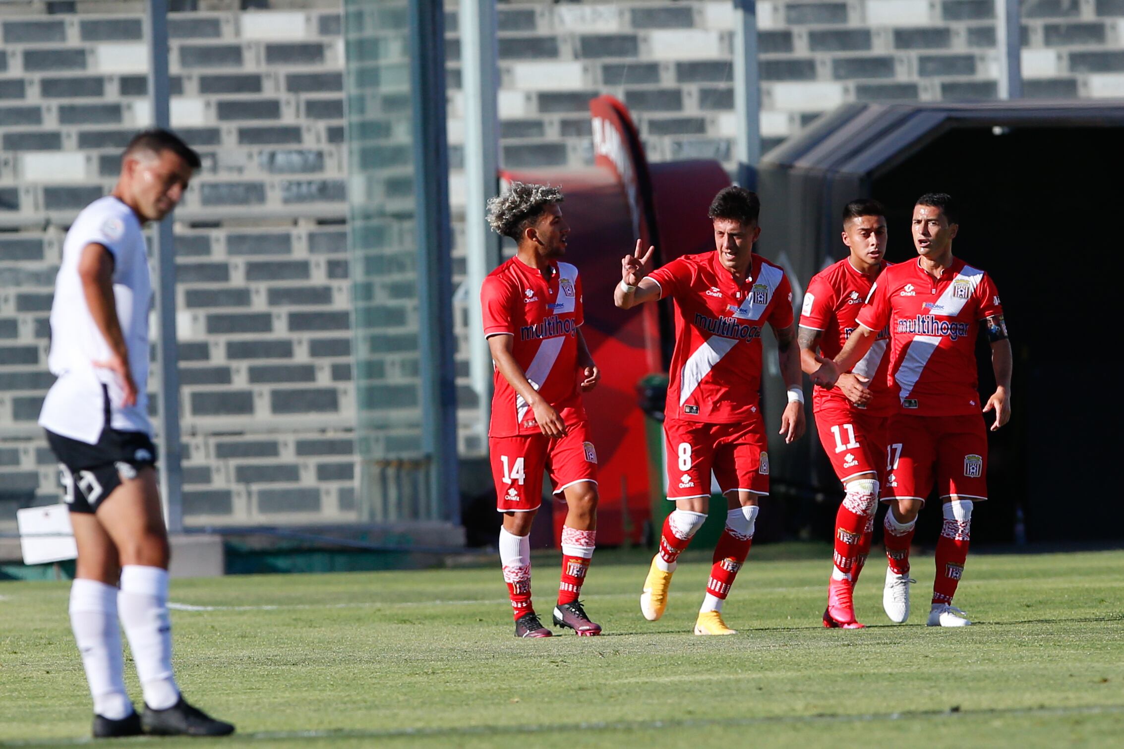 25 de Noviembre del 2020/SANTIAGOPablo Parra(c) celebra su primer gol y el 1 a 0 de Curico Unido ,durante el partido valido por la Vigésima fecha del Campeonato Nacional AFP PlanVital 2020, entre Colo Colo vs Curico Unido, disputado en el Estadio Monumental.
FOTO:FRANCISCO LONGA/AGENCIAUNO