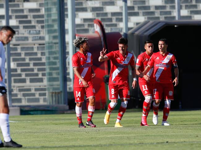 25 de Noviembre del 2020/SANTIAGOPablo Parra(c) celebra su primer gol y el 1 a 0 de Curico Unido ,durante el partido valido por la Vigésima fecha del Campeonato Nacional AFP PlanVital 2020, entre Colo Colo vs Curico Unido, disputado en el Estadio Monumental.
FOTO:FRANCISCO LONGA/AGENCIAUNO