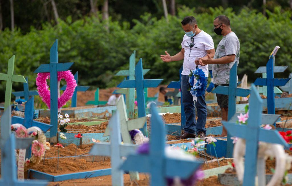 Familiares saludan a un familiar fallecidos por el Covid-19 en Sao Paulo