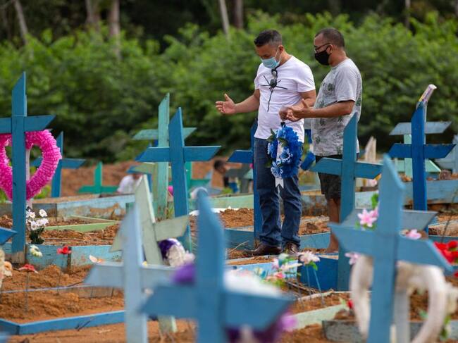 Familiares saludan a un familiar fallecidos por el Covid-19 en Sao Paulo