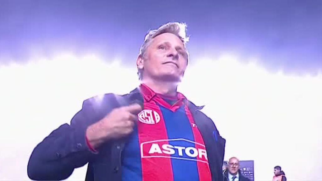 Viggo Mortensen es homenajeado en el partido de San Lorenzo ante River Plate