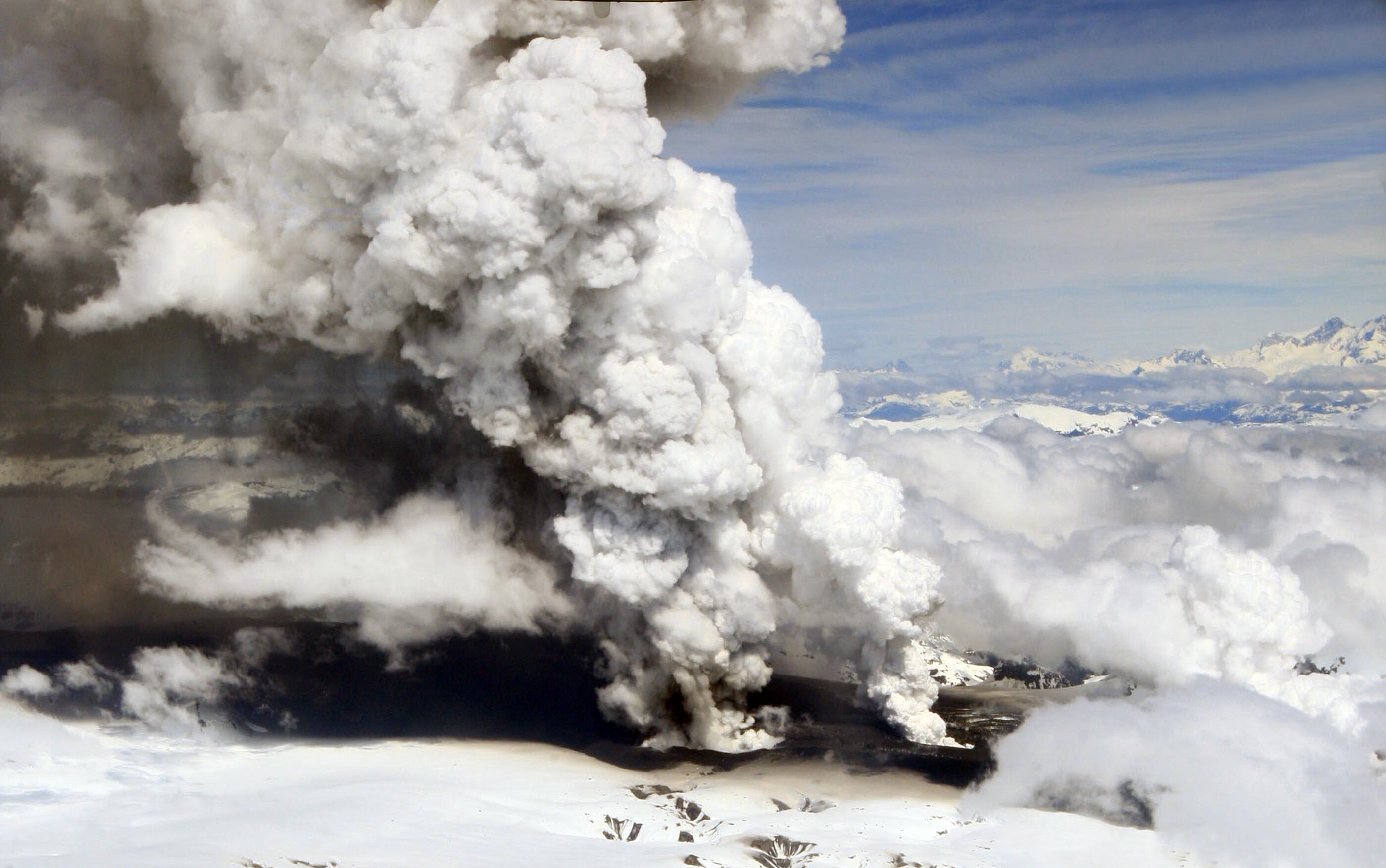 27 de Octubre de 2011/AYSEN
Vista Aérea Captada esta tarde del Volcán Hudson que presenta 3 fumarolas en su proceso eruptivo que se produjo desde el día ayer, lo que llevo a decretar alerta Roja y terminar la revisión del territorio de 45 kilómetros alrededor del volcán a fin de asegurar que no existan personas en esa zona
FOTO: ROBERTO ANDRADE/AGENCIAUNO