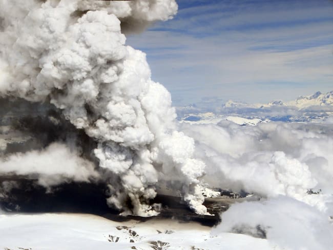 27 de Octubre de 2011/AYSEN
Vista Aérea Captada esta tarde del Volcán Hudson que presenta 3 fumarolas en su proceso eruptivo que se produjo desde el día ayer, lo que llevo a decretar alerta Roja y terminar la revisión del territorio de 45 kilómetros alrededor del volcán a fin de asegurar que no existan personas en esa zona
FOTO: ROBERTO ANDRADE/AGENCIAUNO