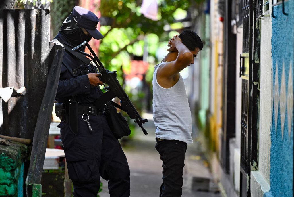 Militares y policías realizan revisiones en barrios populares en El Salvador