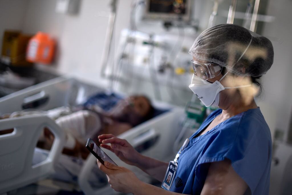 Una trabajadora de la salud cuida a un paciente del Covid-19 en Belo Horizonte
