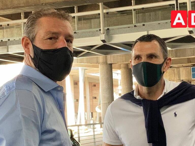 «Contento de llegar a la UC»: Gustavo Poyet arribó a Chile y será presentado este viernes