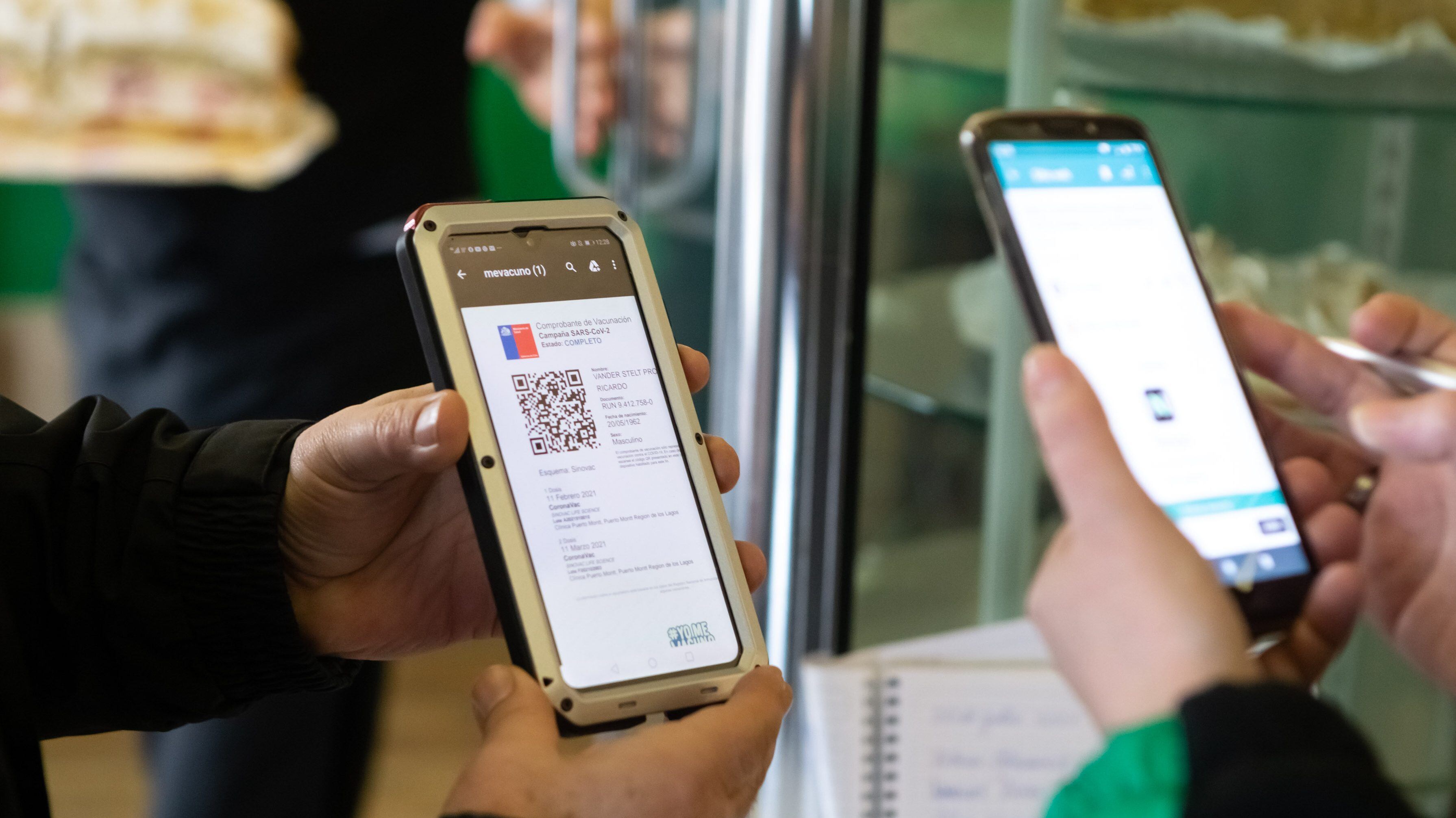 20 DE JULIO 2021 / PUERTO MONTTUna anfitriona de un restaurante solicita pase de movilidad a unos clientes para poder ingresar al local, durante este día martes a la hora de almuerzo. La ciudad se encuentra en Fase 3 de Preparación
FOTO: FELIPE CONSTANZO / AGENCIAUNO