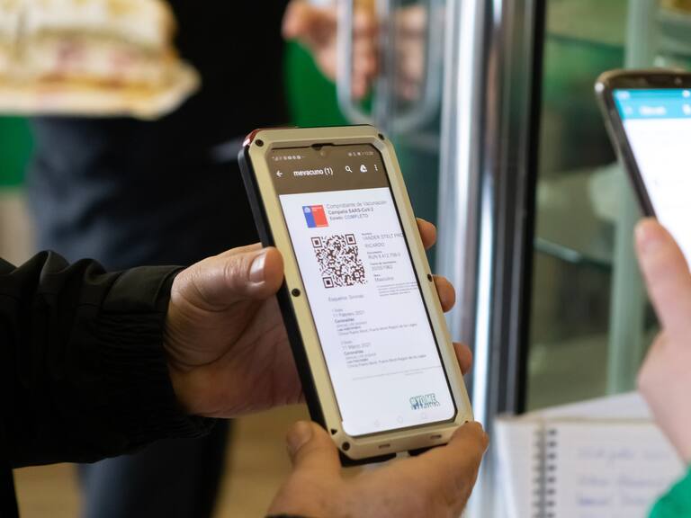 20 DE JULIO 2021 / PUERTO MONTTUna anfitriona de un restaurante solicita pase de movilidad a unos clientes para poder ingresar al local, durante este día martes a la hora de almuerzo. La ciudad se encuentra en Fase 3 de Preparación
FOTO: FELIPE CONSTANZO / AGENCIAUNO