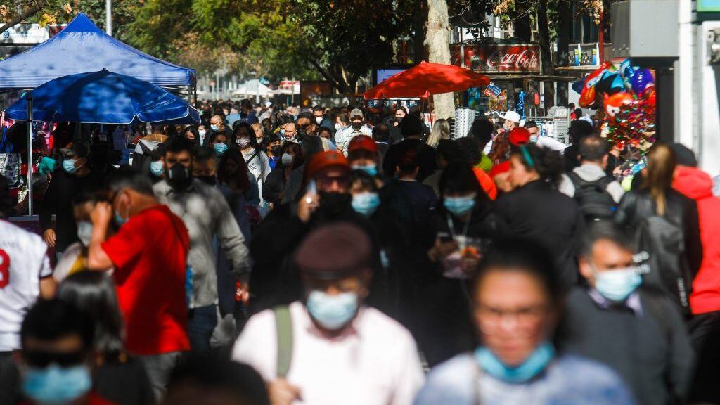 02 de agosto de 2021/SANTIAGO Varias personas se desplazan por el centro de Santiago, durante la fase 3 del plan Paso a Paso.
FOTO:CRISTOBAL ESCOBAR /AGENCIAUNO
