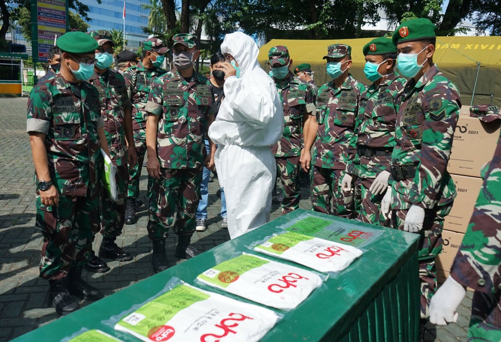 Funcionarios militares y médicos se preparan a enfrentar el brote de Covid-19 en Indonesia