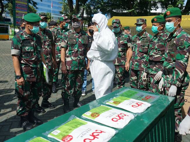 Funcionarios militares y médicos se preparan a enfrentar el brote de Covid-19 en Indonesia