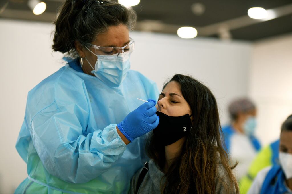 Trabajadores de la salud toman exámenes del Covid-19 en Vallecas