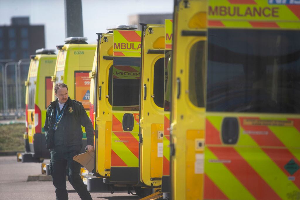 Un grupo de ambulancias espera en las afueras de un hospital de Londres
