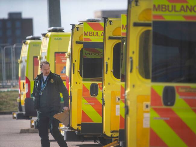 Un grupo de ambulancias espera en las afueras de un hospital de Londres