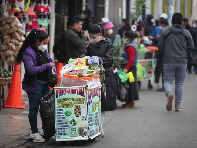 Los vendedores callejeros en las calles peruanas