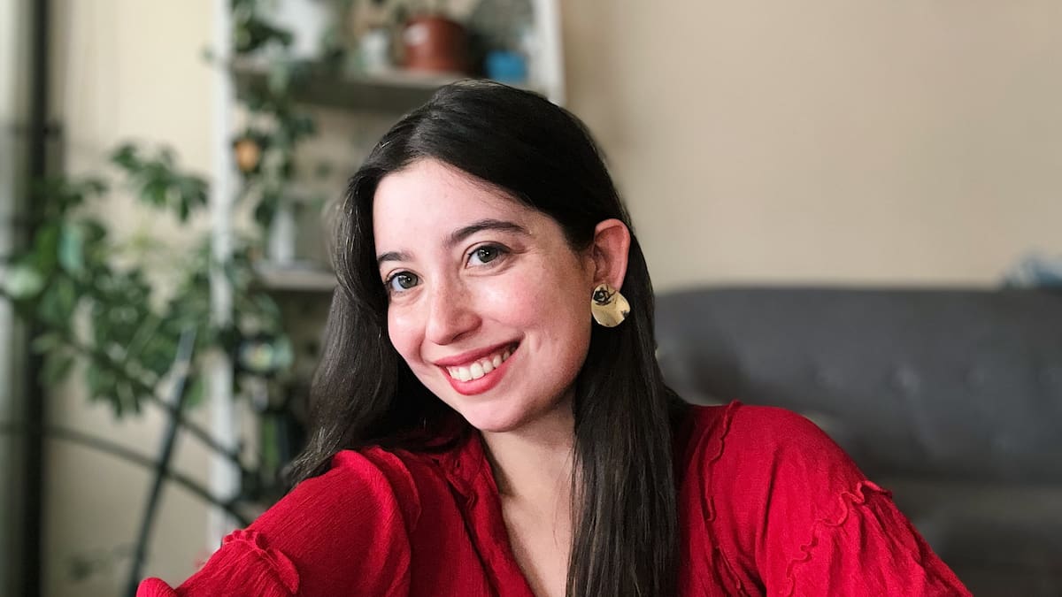 “Un sueño hecho realidad”: la historia de la única escritora chilena seleccionada por la feria del libro más importante de Latinoamérica
