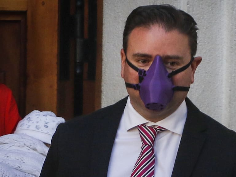 28 de julio del 2020/SANTIAGOEl periodista Christian Pino, usa una extraÒa mascarilla durante la realizacion de un nuevo cambio de Gabinete, en el palacio de la Moneda.
FOTO: SEBASTIAN BELTRAN GAETE/AGENCIAUNO