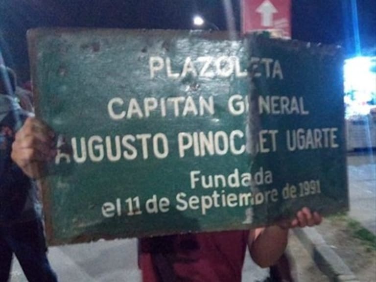 Linarenses destruyeron uno de los monumentos que quedaban en honor a Pinochet