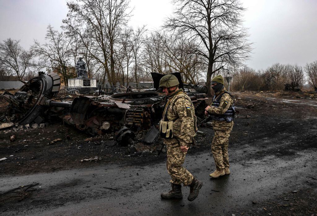 Soldados ucranianos observan una estructura quemada cerca de Kiev
