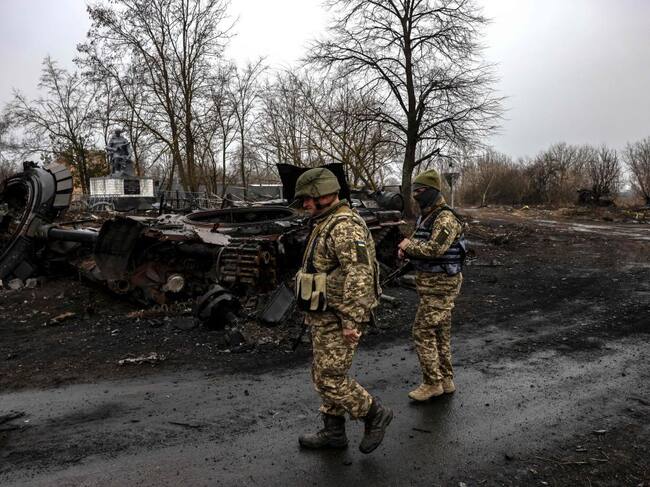 Soldados ucranianos observan una estructura quemada cerca de Kiev
